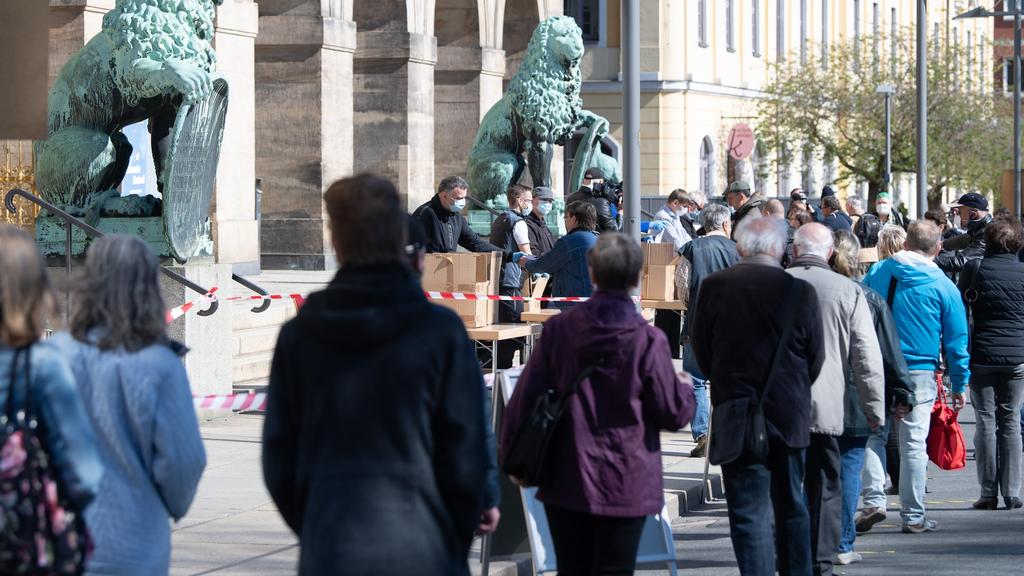 20.04.2020, Sachsen, Dresden: Mitarbeiter der Stadt Dresden verteilen vor dem Rathaus Mundschutzmasken. Insgesamt werden 200.000 Masken an Bürger verteilt, die keine eigene Möglichkeit haben, sich eine Mund-Nasen-Bedeckung zu besorgen. Foto: Sebastia