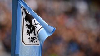 Das Logo der TSV 1860 München ist auf einer Eckfahne zu sehen