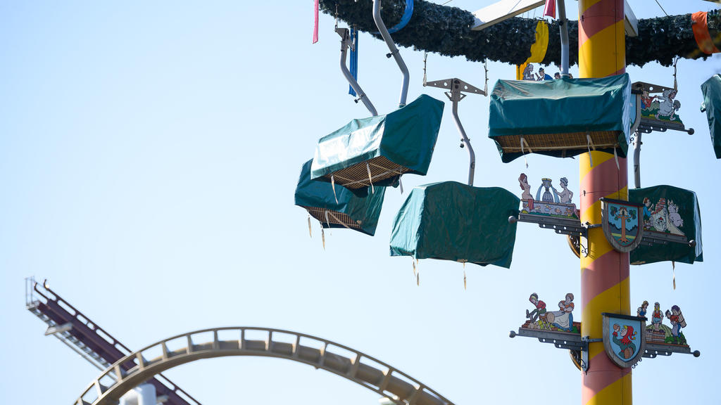 07.04.2020, Baden-Württemberg, Cleebronn: Planen decken im Freizeitpark Tripsdrill die Gondeln der Attraktion "Maibaum" ab. Im Hintergrund sind Teile von zwei neuen Achterbahnen zu sehen, die sich noch im Bau befinden. In den Osterferien ist der Park