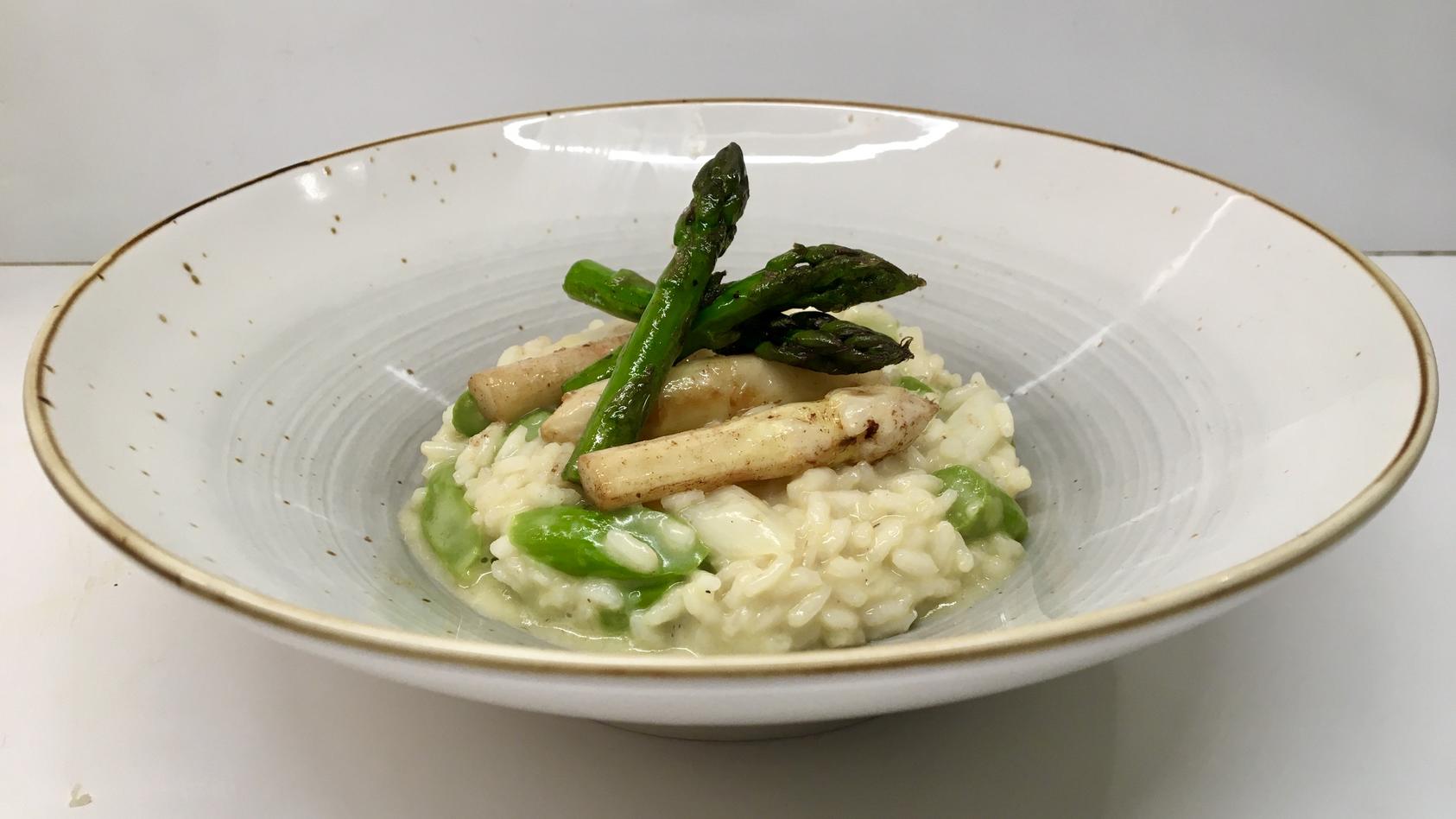 spargelrisotto-rezept-tipps-fuer-das-perfekte-risotto-mit-weissem-und-gruenem-spargel