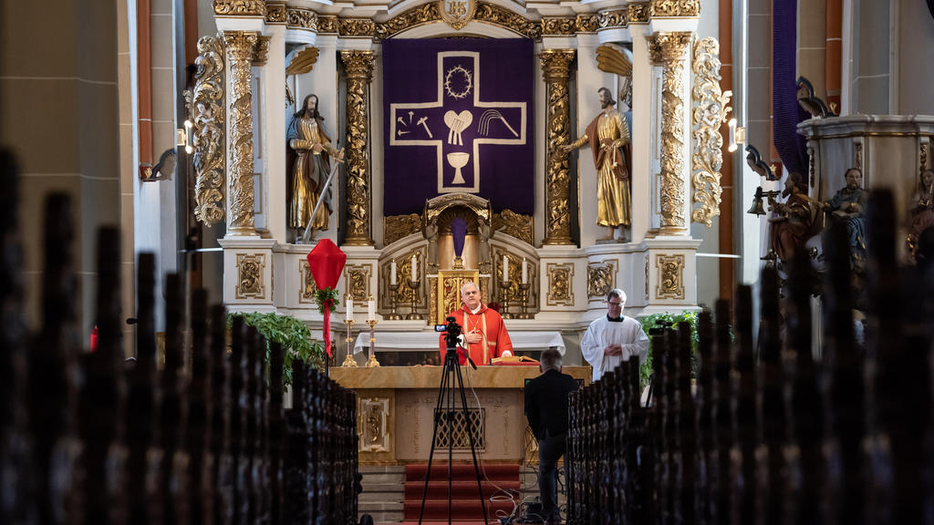 05.04.2020, Thüringen, Heiligenstadt: Der Erfurter Weihbischof Reinhard Hauke steht bei einer Internetübertragung vom Gottesdienst am Palmsonntag in der St.-Aegidien-Kirche hinter dem Altar. Um eine Ausbreitung des Coronavirus entgegen zu wirken, ist
