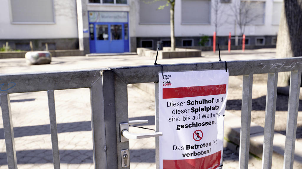 DEU , DEUTSCHLAND : Eine aufgrund der Corona-Krise / Corona-Pandemie geschlossene Schule in Bonn / Corona , 24.03.2020 DEU , GERMANY : A closed school due to the Corona crisis / Pandemic in Bonn , 24.03.2020 *** DEU , GERMANY A closed school due to