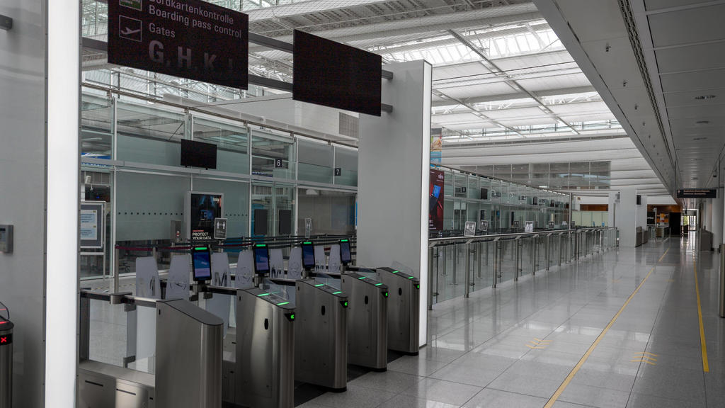Auswirkungen Corona Flughafen München Im Bild Zugang Sicherheitskontrolle Terminal 2 geöffnet grün. München Flughafen München Bayern Deutschland *** Impact Corona Munich Airport In picture Access Security Control Terminal 2 open green Munich Airport