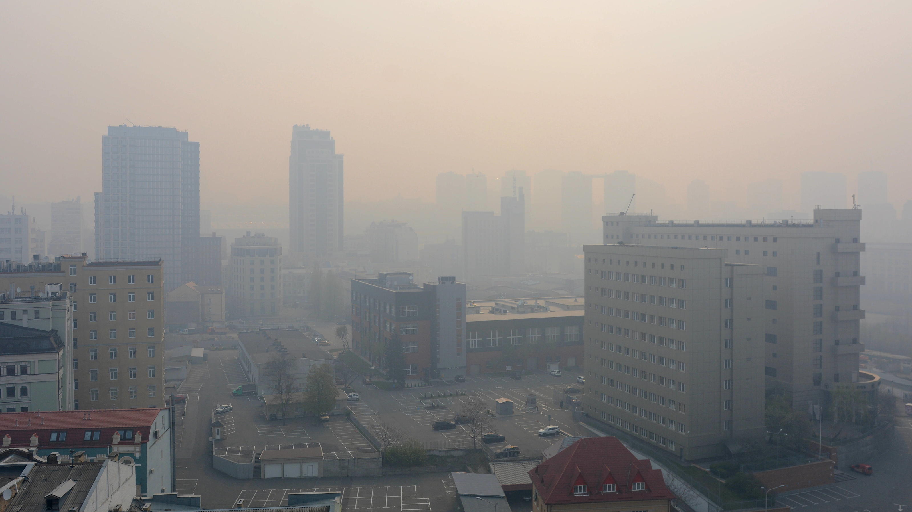  Ukraine: Kiev in smoke due to forest fires Kiev in smoke due to forest fires, including in the Chernobyl zone. Kiev Ukraine Copyright: AleksandrxGusev