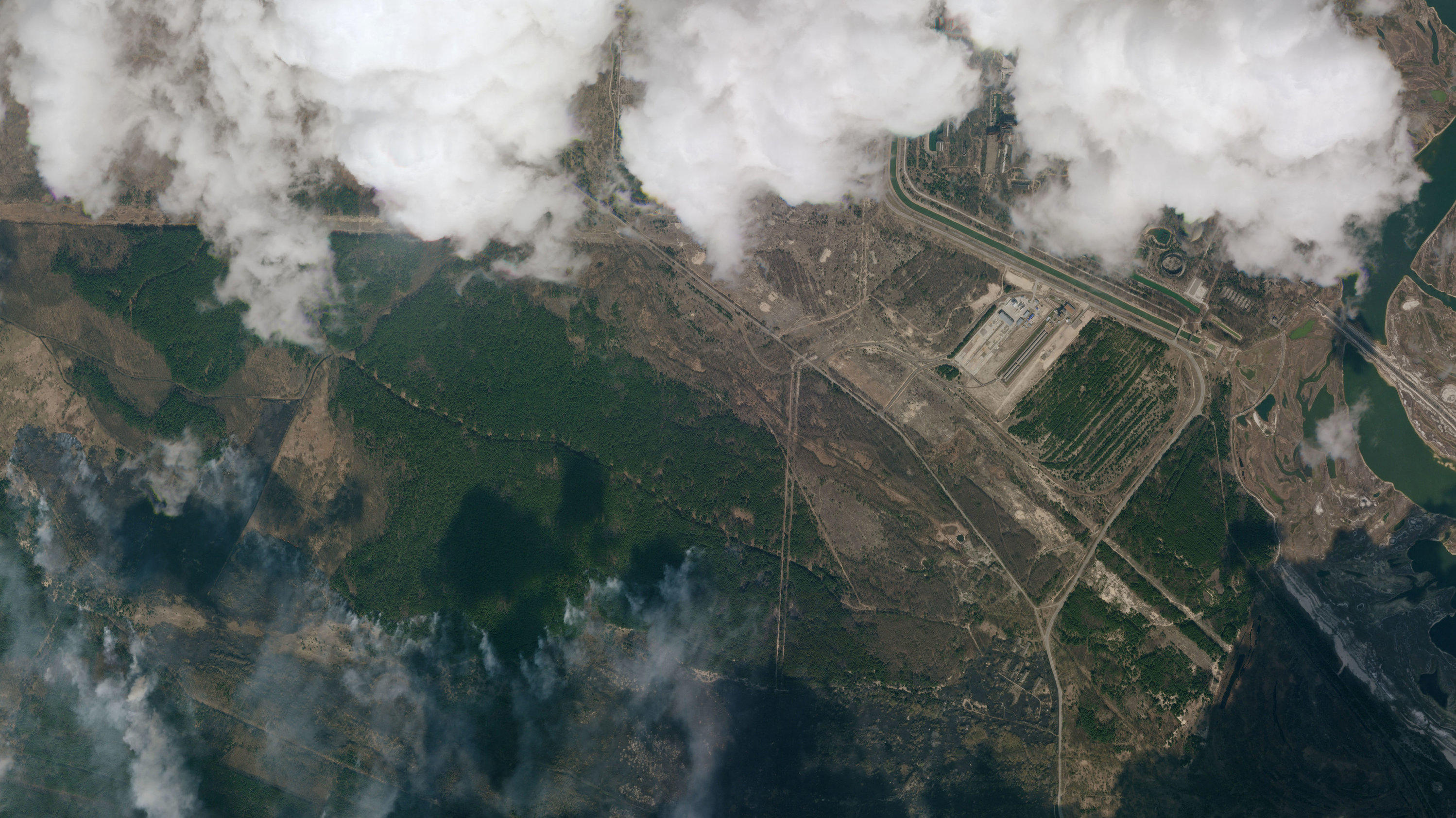 HANDOUT - 10.04.2020, Ukraine, Tschernobyl-Zone: Die Satellitenaufnahme zeigt einen Blick auf Rauchwolken eines Waldbrands in der Sperrzone um das stillgelegte Atomkraftwerk Tschernobyl am 10.04.2020. In dem radioaktiv belasteten Gebiet stellen Waldb