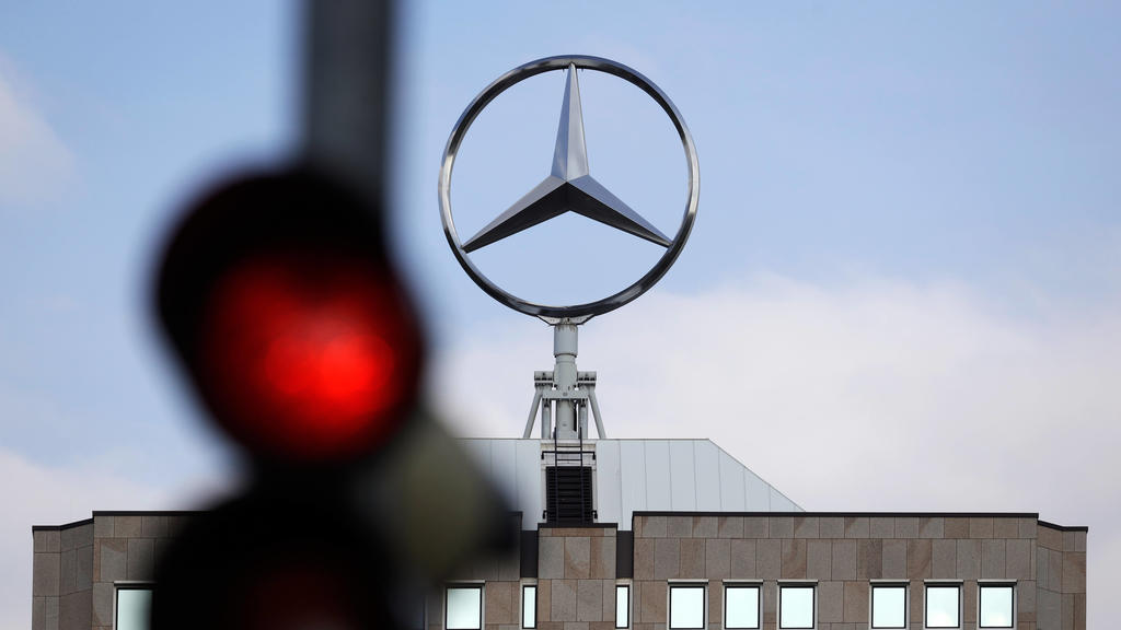 DEU Deutschland, Baden-Württemberg, Stuttgart, 19.04.2020 - Nach vier Wochen Stillstand wegen der Corona-Pandemie in großen Teilen der Produktion fährt der Autobauer Daimler seine Werke ab Montag wieder hoch. Hier die Außenstelle Möhringen. *** DEU