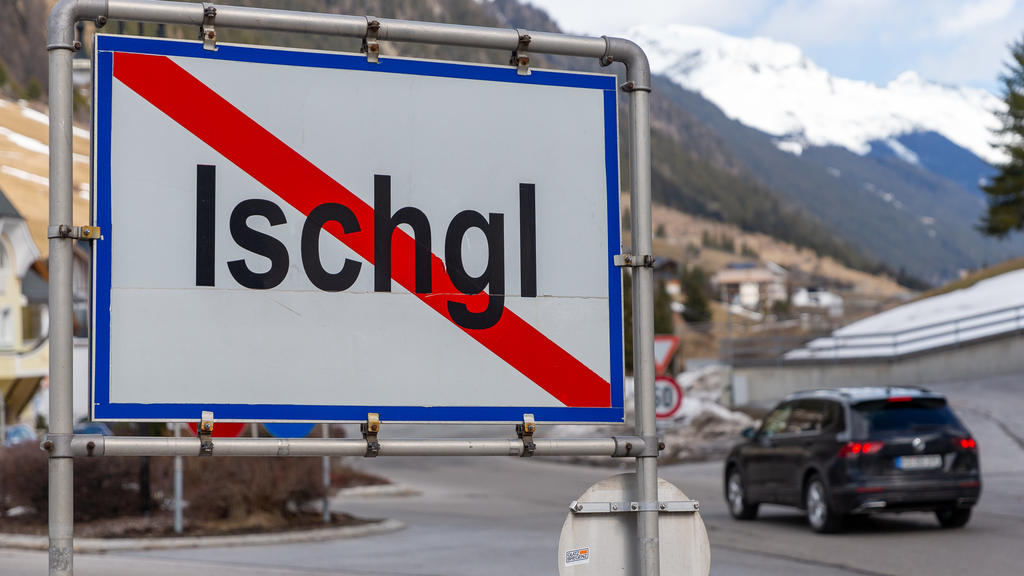 ARCHIV - 13.03.2020, Österreich, Ischgl: Ein Ortsschild steht am Ausgang der Ortschaft Ischgl. (zu dpa-Korr "Ischgls Leid - Vom Après-Ski-Mekka zur Corona-Keimzelle") Foto: Jakob Gruber/APA/dpa +++ dpa-Bildfunk +++