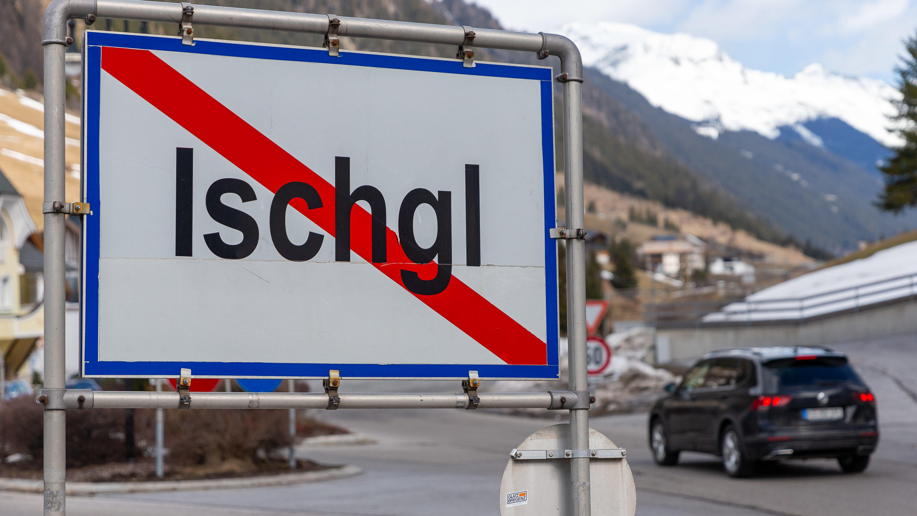 ARCHIV - 13.03.2020, Österreich, Ischgl: Ein Ortsschild steht am Ausgang der Ortschaft Ischgl. (zu dpa-Korr "Ischgls Leid - Vom Après-Ski-Mekka zur Corona-Keimzelle") Foto: Jakob Gruber/APA/dpa +++ dpa-Bildfunk +++