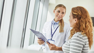 Patientin wird von Ärztin empfangen