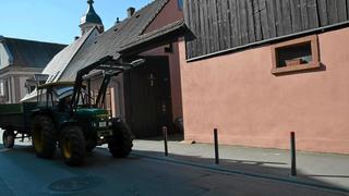 Wegen vier Pollern der Stadt Heidelberg kommt ein Landwirt nicht mehr auf sein eigenes Grundstück
