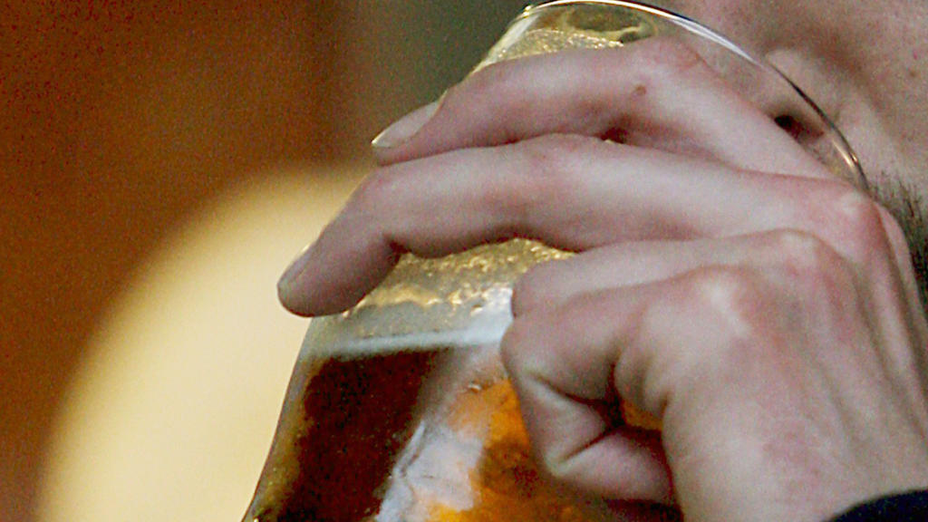 A customer drinks a pint at a pub in London, Britain, 10 November 2008. Pub happy hours should be banned and supermarkets stopped from selling alcohol at a loss in order to combat drink-fuelled public disorder, Britsh MPs have have said. The Home Aff