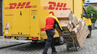  DHL-Paketzustellung in der Vorweihnachtszeit in Freiburg. *** DHL parcel delivery in Freiburg during the pre-Christmas period