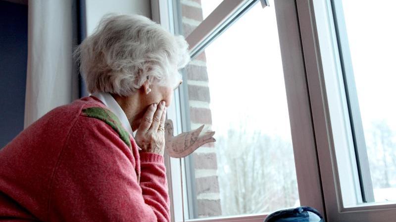Die Isolation der Corona-Krise könnte für Risikopatienten, darunter ältere Menschen, noch sehr lange dauern. Was hat das für psychische Folgen?