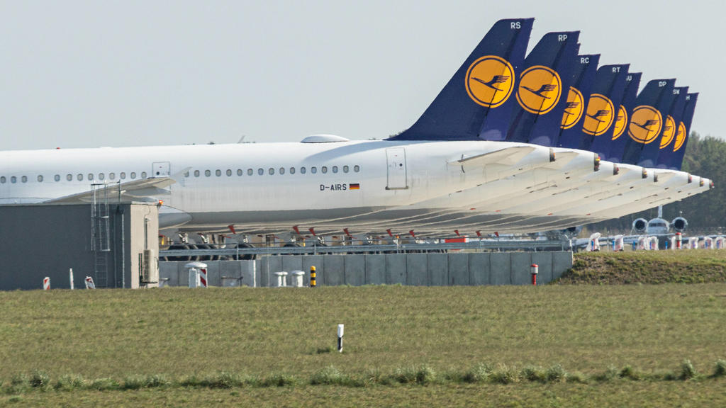  Lufthansa parkt Flugzeuge am BER Flughafen, Durch den Coronavirus ist weltweit die Nachfrage nach Flügen stark gesunken, immer mehr Flüge werden gestrichen. Lufthansa-Maschinen mit dem Kranich-Logo stehen am BER-Flughafen. Die Turbinen und Reifen si