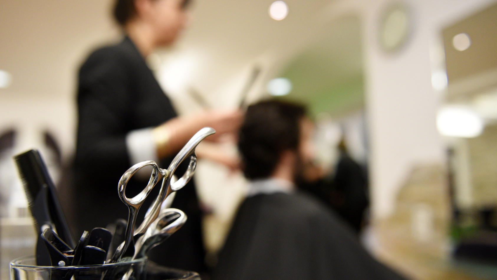 Illegale Friseursalons In Bayern Enttarnt Ermittlungen Gegen Kunden