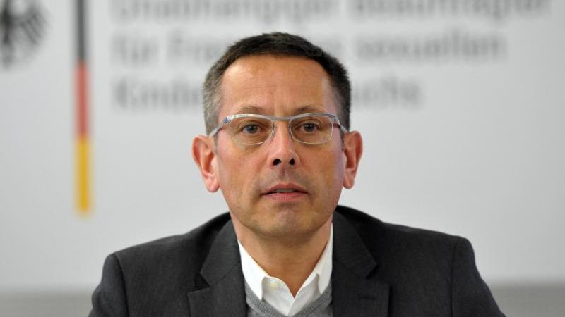 Johannes-Wilhelm Rörig spricht bei einer Pressekonferenz