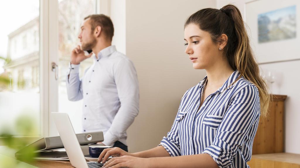 Young woman working on her laptop at home model released Symbolfoto property released PUBLICATIONxINxGERxSUIxAUTxHUNxONLY JHAF00021