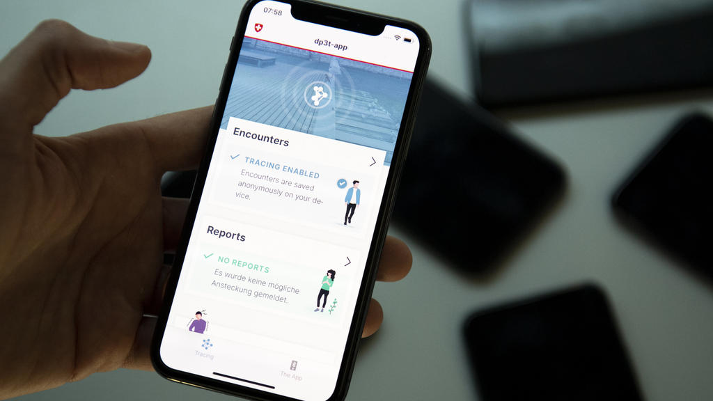 24.04.2020, Schweiz, Lausanne: Eine Hand hält ein Smartphone, auf dem die dp3t-App (Decentralized Privacy Preserving Proximity Tracing) geöffnet ist. Die Applikation, die zur Zeit in der Technischen Hochschule «Ecole polytechnique federale de Lausann
