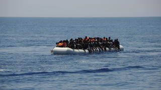 Migranten sitzen am 27.06.2017 auf einem überladenen Schlauchboot im Mittelmeer.    (zu dpa "Grüne weisen Vorwürfe gegen Seenotretter im Mittelmeer zurück" vom 07.07.2017) Foto: Lena Klimkeit/dpa | Verwendung weltweit
