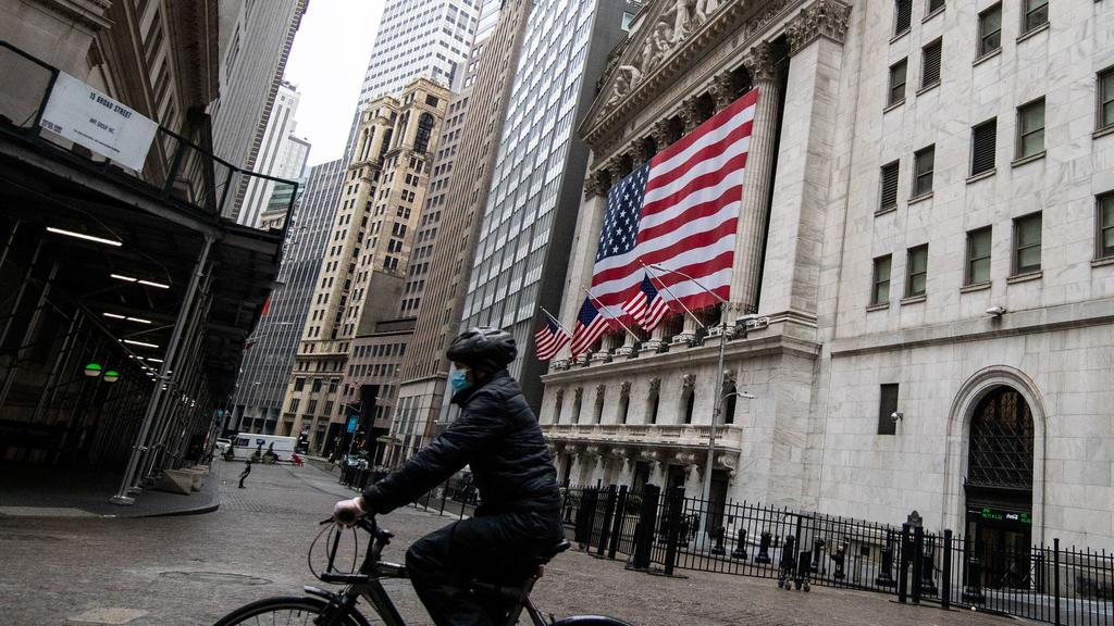 The New York Stock Exchange (NYSE) is seen in the financial district of lower Manhattan during the outbreak of the coronavirus disease (COVID-19) in New York City, U.S., April 26, 2020. REUTERS/Jeenah Moon
