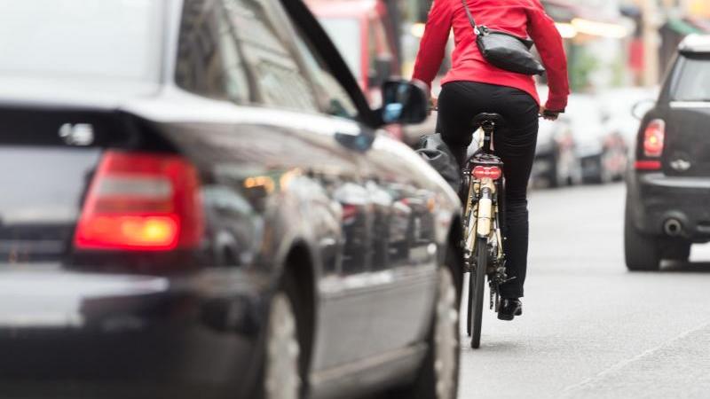 Wenn Autos einen Radfahrer überholen wollen, müssen sie künftig einen festgelegte Sicherheitsabstand einhalten. Foto: Alexander Heinl/dpa-tmn