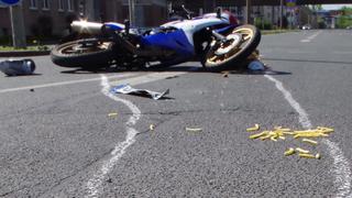 Motorradfahrer isst Pommes und Chicken Wings während der Fahrt: Schwerer Unfall