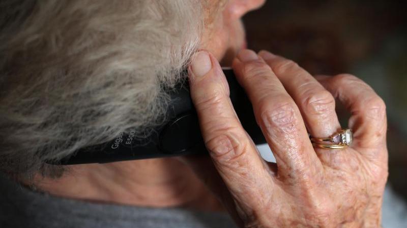 Eine alte Frau telefoniert