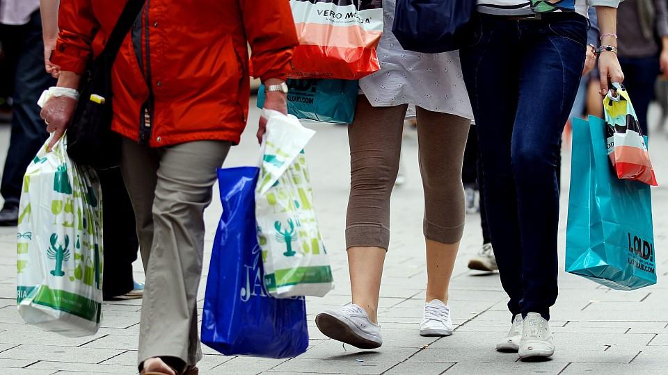 Mit Einkaufstüten in der Hand gehen am Mittwoch (20.07.2011) in Köln Frauen durch die Fußgängerzone. Zum Start des Sommerschlussverkaufs an diesem Montag können Verbraucher mit kräftigen Rabatten rechnen. Der Bundesverband des Deutschen Textileinzelh