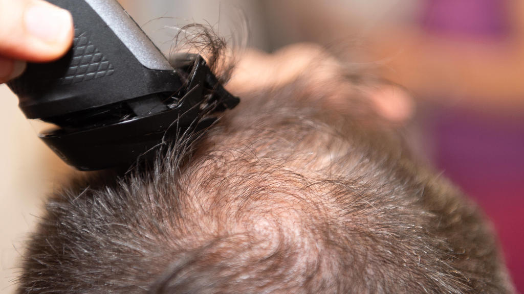 Rottenburg Themenbild, Symbolbild, Friseur-Salons geschlossen, Haare selber schneiden, Kind schneidet Vater die Haare, Corona Frisur,Corona, Coronavirus, COVID-19, Rottenburg, Kreis Tübingen, GER, 17.04.2020 Themenbild, Symbolbild, Friseur-Salons ge