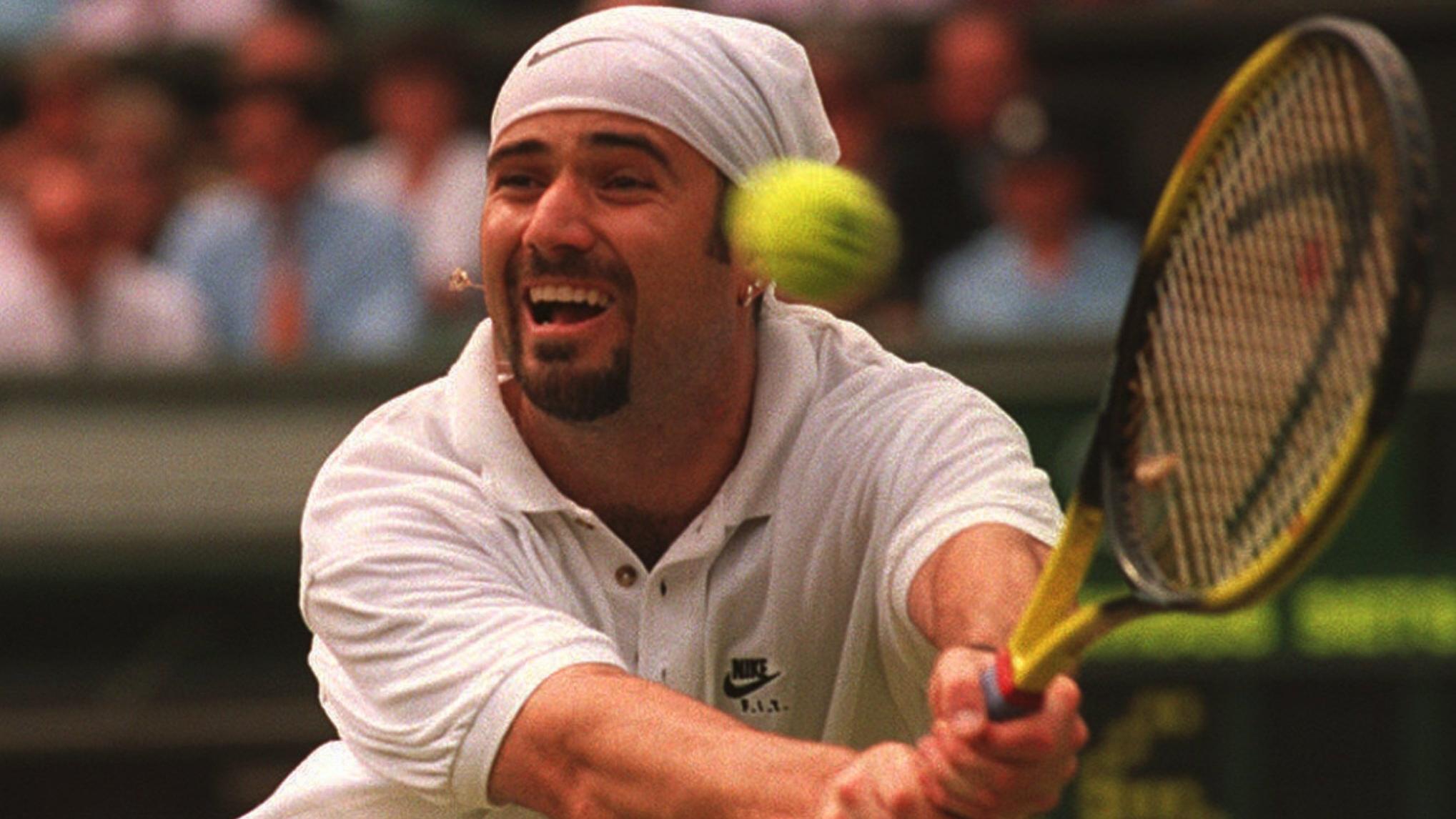 ARCHIV - 20.06.1995, Großbritannien, Wimbledon: Andre Agassi aus den USA in Aktion gegen Eltingh aus den Niederlanden im Viertelfinale von Wimbledon . (zu dpa: «Andre Agassi feiert am 29. April seinen 50. Geburtstag») Foto: picture alliance / dpa +++