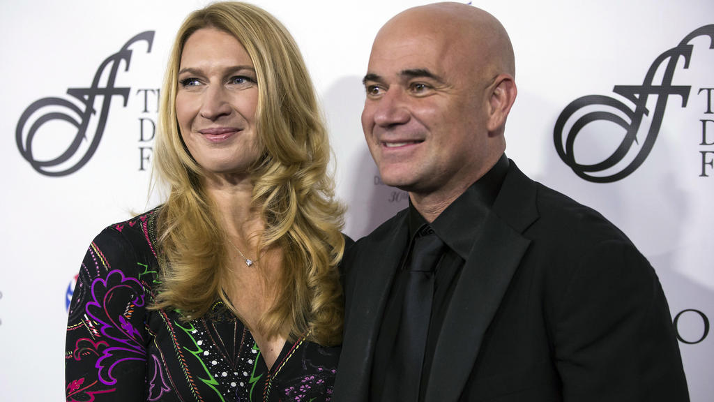 ARCHIV - 21.10.2017, Kanada, Vancouver: Die ehemalige deutsche Tennisspielerin Steffi Graf und ihr US-amerikanischer Ehemann Andre Agassi kommen zur David Foster Foundation 30th Anniversary Miracle Gala and Concert. (zu dpa: «Andre Agassi feiert am
