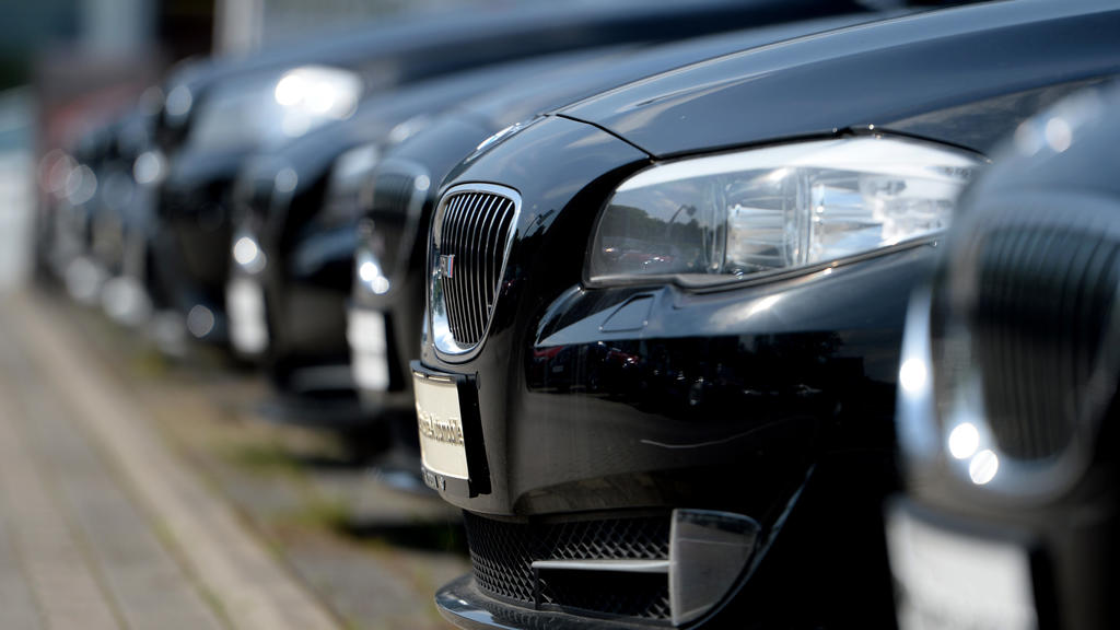 ARCHIV - 15.07.2014, Brandenburg, Potsdam: Fahrzeuge stehen vor einem Autohaus. Das Kraftfahrzeuggewerbe in Berlin und Brandenburg sieht nach den Beschränkungen wegen der Corona-Pandemie der geplanten stufenweisen Öffnung der Geschäfte vorsichtig opt