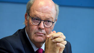 ARCHIV - 05.11.2019, Schleswig-Holstein, Kiel: Hans-Joachim Grote (CDU), Innenminister von Schleswig-Holstein, sitzt bei einer Pressekonferenz im Landeshaus.  Schleswig-Holsteins Innenminister Grote tritt zurück.  Er verwies auf ein staatsanwaltschaftliches Ermittlungsverfahren gegen einen Beamten der Landespolizei und einen Schriftwechsel zwischen ihm und einem Journalisten. Foto: Carsten Rehder/dpa +++ dpa-Bildfunk +++