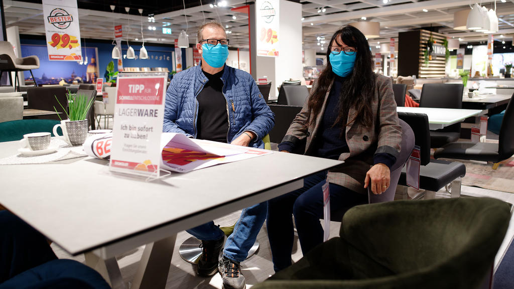20.04.2020, Nordrhein-Westfalen, Pulheim: Kunden probieren im Möbelhaus Segmüller Möbel aus. In Nordrhein-Westfalen können auch Möbelhäuser mit einer Fläche von mehr als 800 qm wieder öffnen. Foto: Henning Kaiser/dpa +++ dpa-Bildfunk +++