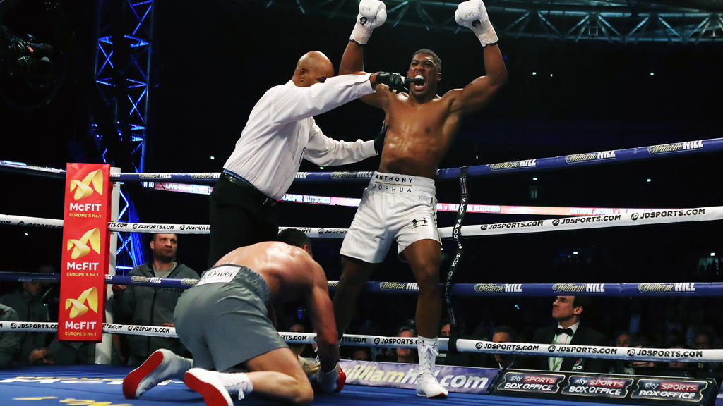 Wladimir Klitschko am Boden, Anthony Joshua jubelt