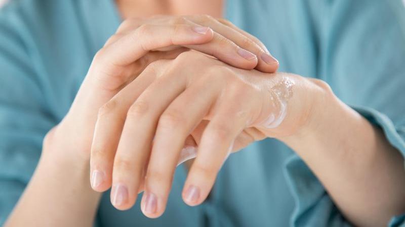 Waschen ist wichtig - Pflege aber auch: Strenge Hygieneregeln sind für die Hände auch eine Belastung.