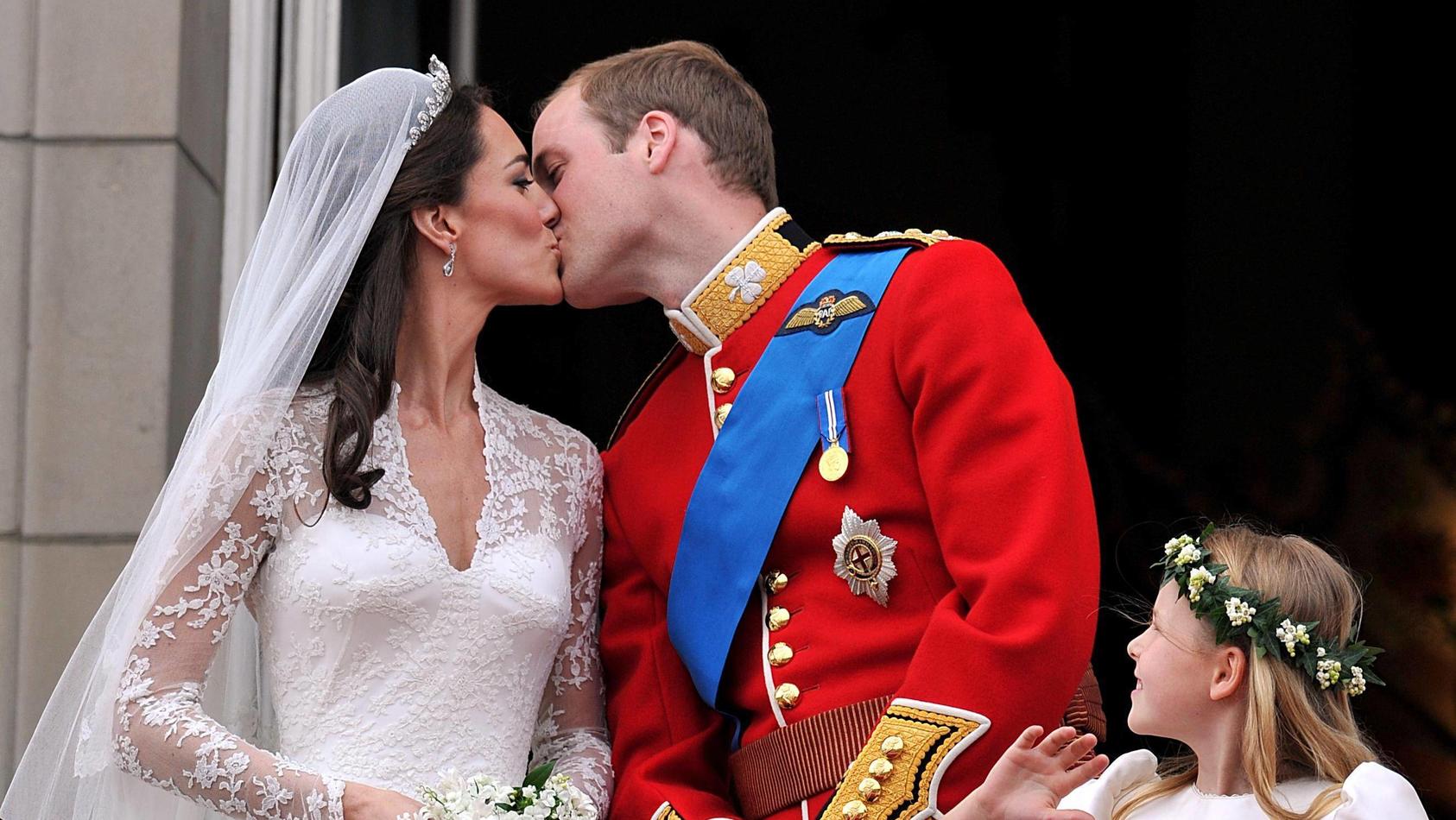 Bildnummer: 55302859  Datum: 29.04.2011  Copyright: imago/Xinhua(110429) -- LONDON, April 29, 2011 (Xinhua) -- Britain s Prince William and his bride Kate Middleton kiss as they stand on the balcony at Buckingham Palace after their wedding in Westmin