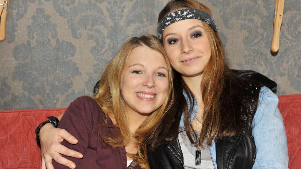 Lilly (Iris Mareike Steen, li.) versucht sich vor Tanja (Senta-Sofia Delliponti) nicht anmerken zu lassen, wie eifersüchtig sie auf Tanjas Beziehung mit Vince ist.