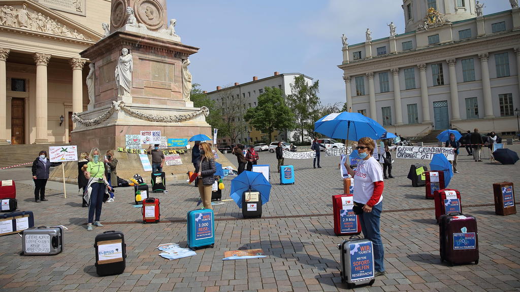 Mitarbeiter von Brandenburger Reisebüros demonstrieren für Staatshilfen aufgrund der Corona-Pandemie, Alter Markt, Potsdam, 29. April 2020. Brandenburg: Corona Reisebüro Demo *** Employees of Brandenburg travel agencies demonstrate for state aid due