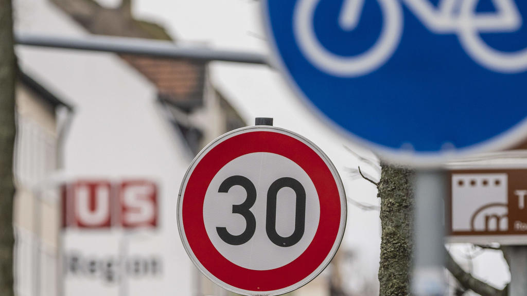Tempo 30 Zone auf der Herner Straße, zur Luftreinhaltung, in Bochum Riemke, Durchfahrtsverbot für LKW,
