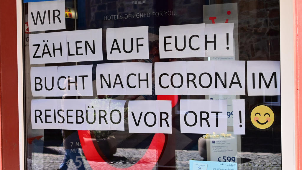 10.04.2020, Hessen, Fritzlar: Ein Reisebüro in der Altstadt zählt laut Schaufensteraushang darauf, dass die Kunden nach der Coronakrise bei ihnen "vor Ort" Reisen buchen werden. Foto: Uwe Zucchi/dpa +++ dpa-Bildfunk +++
