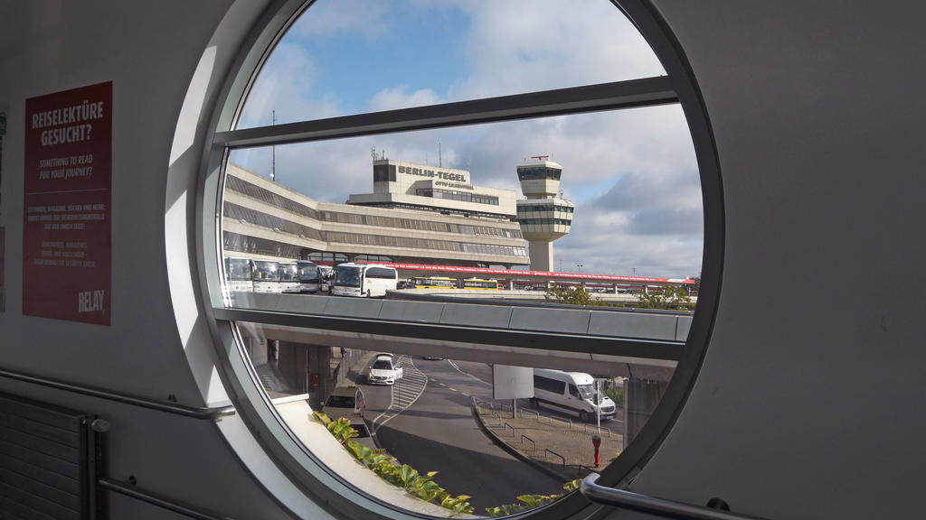 aktuell: am 29.04.2020 Aufsichtsrat beschließt temporäre Schließung Flughafen Tegel Berlin Reinickendorf OT Tegel, Flughafen Berlin Tegel TXL Berlin *** aktuell am 29 04 2020 Supervisory Board decides on temporary closure of Tegel Berlin Reinickendo