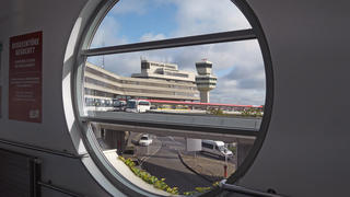  aktuell: am 29.04.2020 Aufsichtsrat beschließt temporäre Schließung Flughafen Tegel Berlin Reinickendorf OT Tegel, Flughafen Berlin Tegel TXL Berlin *** aktuell am 29 04 2020 Supervisory Board decides on temporary closure of Tegel Berlin Reinickendorf OT Tegel airport, Berlin Tegel TXL Berlin airport
