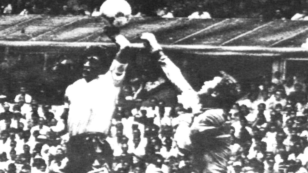 ARCHIV - Eine berühmte und vieldiskutierte Szene der Fußball-WM-Geschichte mit Tatort Aztekenstadion in Mexiko-Stadt: Die argentinische Fußball-Legende Diego Maradona (l) boxt in der 51. Minute des Viertelfinalspiels gegen England im Springen den Fla