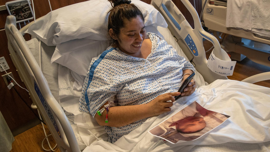Mama Zully konnte ihr Neugeborenes noch nicht im Arm halten, sondern es nur auf dem Foto und per Videochat bestaunen