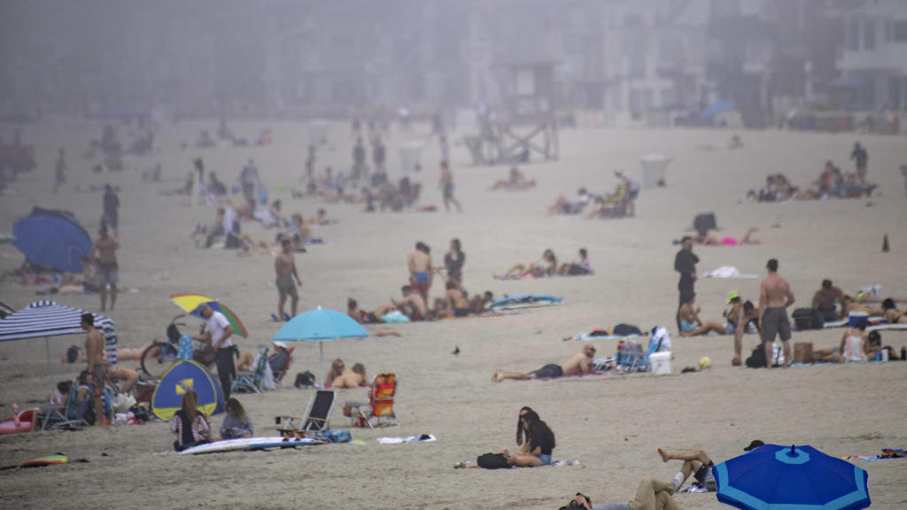 April 25, 2020, Newport Beach, California, USA: People flock to Newport Beach for a break from the heat on Saturday, April 25, 2020. Newport Beach USA - ZUMAo44 20200425zano44019 Copyright: xMindyxSchauerx