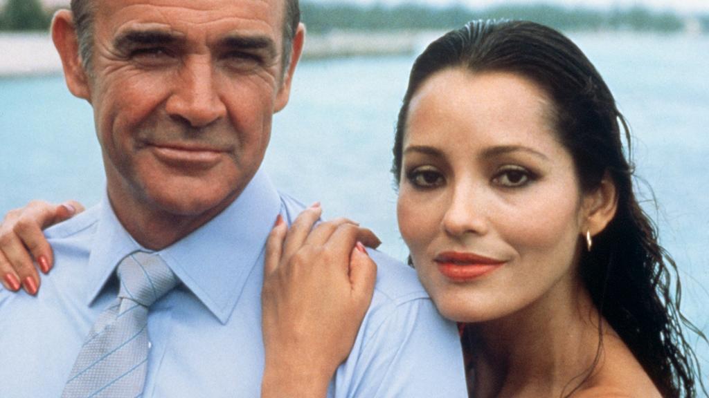 Sean Connery als Agent 007 James Bond mit seiner Filmpartnerin Barbara Carrera während der Dreharbeiten zu "Sag niemals nie" 1983. Der Bond-Darsteller Connery, von Roger Moore abgelöst, wollte eigentlich nicht mehr in die Rolle des Agenten seiner Maj