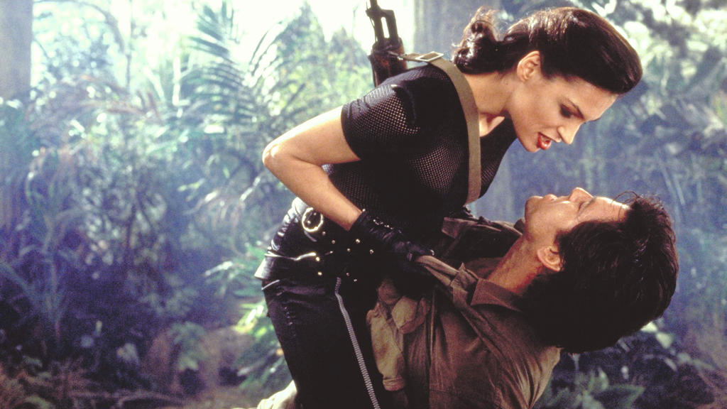 Xenia Onatopp (Famke Janssen, li.) und Geheimagent James Bond 007 (Pierce Brosnan) . Kinostart: 28.12.1995