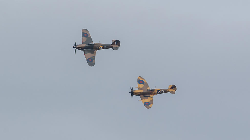 30.04.2020, Großbritannien, Bedford: Die Einheit der Royal Air Force "Battle of Britain Memorial Flight" überfliegt das Haus von Captain Tom Moore. Captain Moore, der mehr als 29 Millionen Pfund für den NHS gesammelt hat, indem er Runden durch seinen