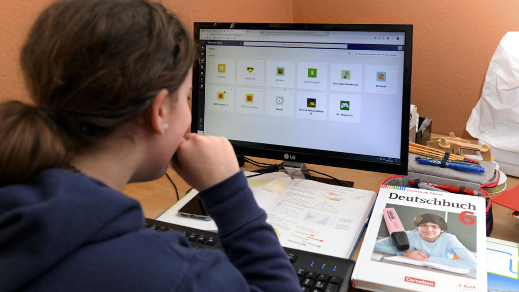 26.02.2020, Kinder und Familie, Modelreleased. Schulkind Viola aus Bayern macht wegen der Corona-Pandemie Unterricht von Zuhause aus. An ihrem Schreibtisch und Computer lernt sie täglich neuen Stoff über E-Mail und speziellem Schul-App TEAMS . 26.02.